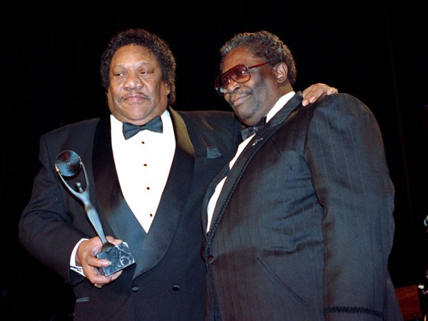 Em foto de 15 de janeiro de 1992, Bobby 'Blue' Bland (à esquerda) recebe prêmio do Rock and Roll Hall of Fame das mãos de B.B. King  (Foto: Mark Lennihan/AP)