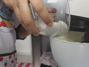 Bolo de frutas vermelhas é sucesso em festas (Foto: Guilherme Lucio da Rocha/G1)