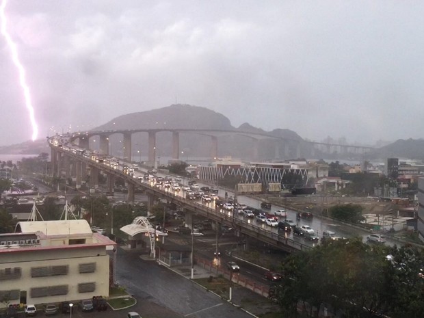 Raio atinge ponto em Vila Velha (Foto: VC no ESTV)