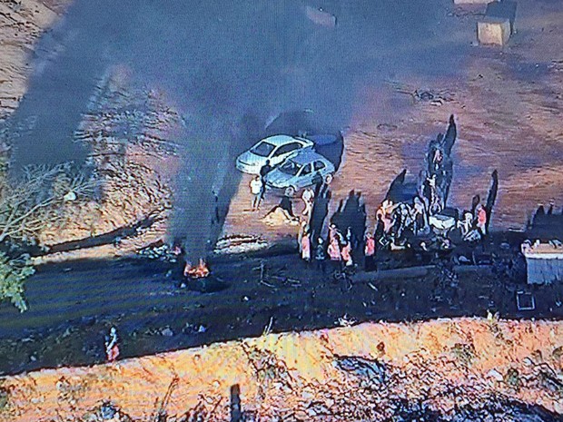 Catadores usam fogueira para impedir acesso a lixão da Estrutural, no DF (Foto: TV Globo/Reprodução)