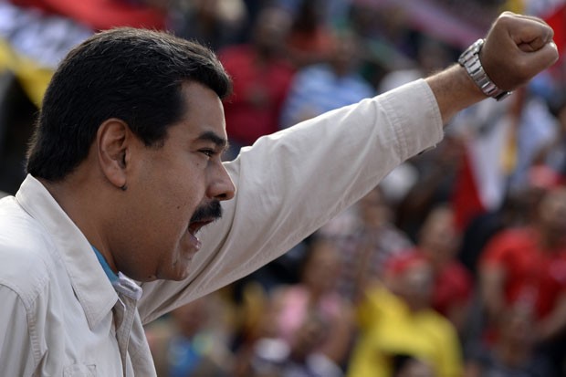 O presidente da Venezuela, Nicolas Maduro, durante discurso a seus apoiadores em Caracas nesta quinta-feira (12) (Foto: Federico Parra/AFP)