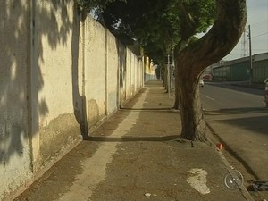 Muro onde confusão aconteceu fica em frente à escola (Foto: Reprodução/ TV TEM)