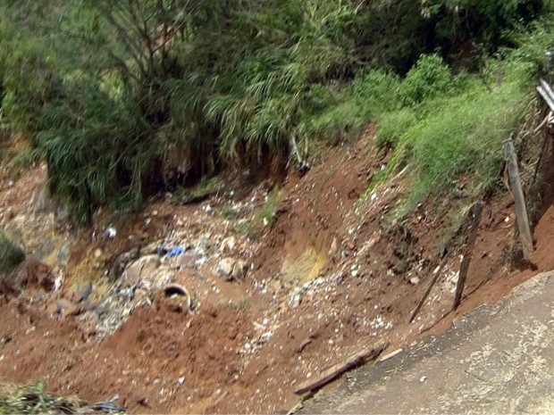 Buraco foi aberto em avenida em Alfenas após temporal (Foto: Reprodução EPTV)