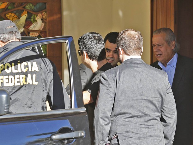 O ex-ministro da Casa Civil José Dirceu é preso em casa em Brasília como parte da 17ª fase da Operação Lava Jato, batizada de Pixuleco. O irmão dele Luiz Eduardo de Oliveira e Silva também foi preso, em Ribeirão Preto (SP), e há outros mandados de prisão (Foto: Dida Sampaio/Estadão Conteúdo)