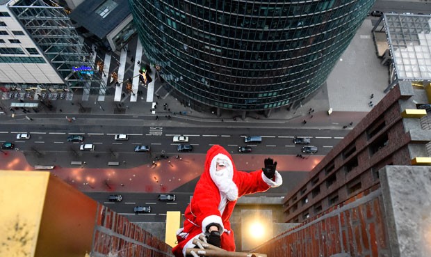 Homem fantasiado de Papai Noel escalou torre de 103 m (Foto: Tobias Schwarz/AFP)