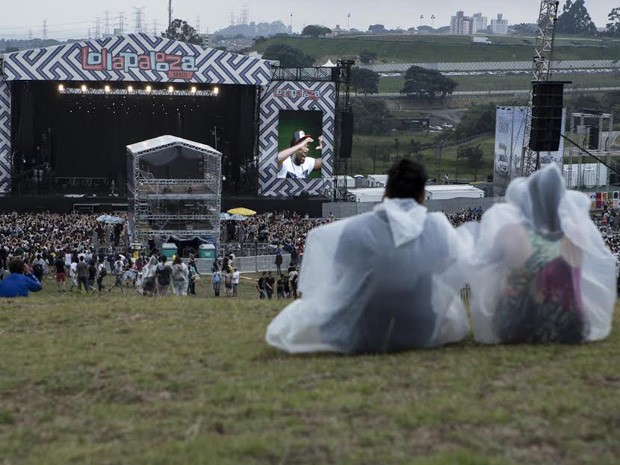 A chuva não desanima as pessoas (Foto: Inácio Moraes)