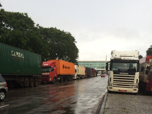 Veículos e maquinários foram levados para Curitiba em caminhões; situação será apresentada também aos deputados estaduais na Alep (Foto: Jefferson Lobo / Arquivo Pessoal)