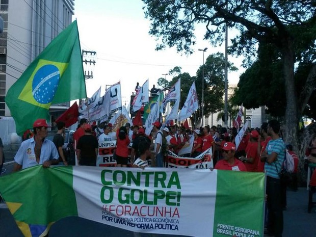 Aracaju (SE): Manifestantes fazem caminhada pelas ruas do Centro da capital sergipana (Foto: Flávio Antunes/G1)