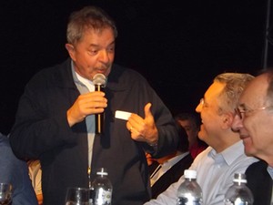 O ex-presidente Lula brinca com o ministro Alexandre Padilha e o presidente do PT, Rui Falcão (Foto: Alan Schneider/G1)