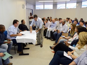 Eduardo Paes se reuniu com moradores do Jacarezinho nesta segunda (Foto: J.P.Engelbrecht / Prefeitura do Rio)