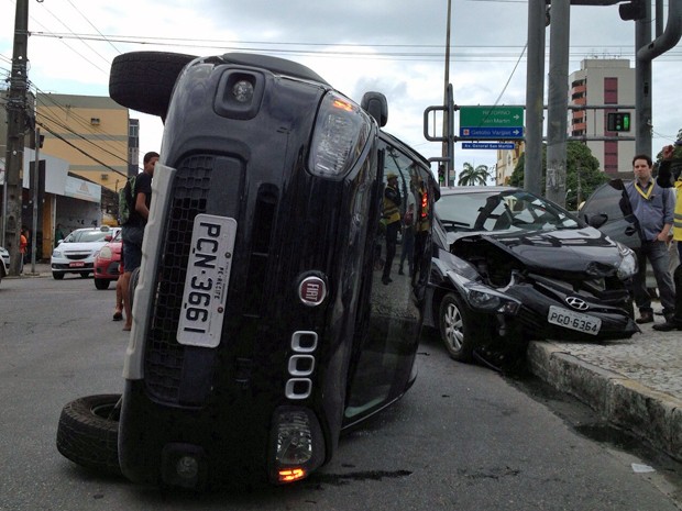 Carro da polícia capota em acidente na Avenida Caxangá, no Recife (Foto: Wagner Sarmento/ TV Globo)