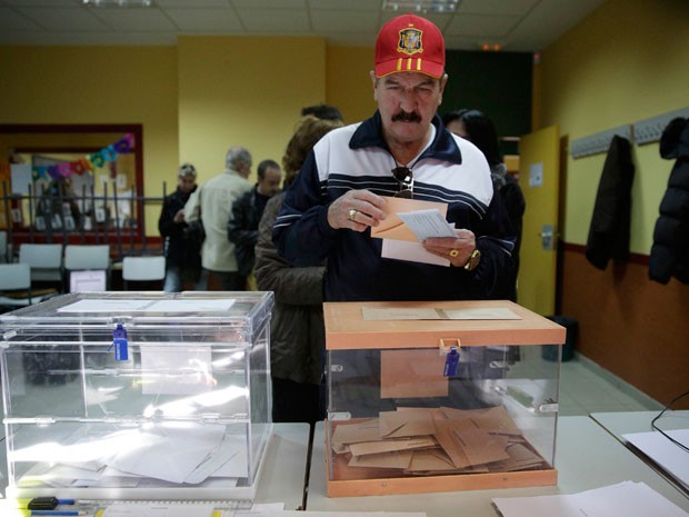 Homem segura cédula de votação em Madri (Foto: Reuters)