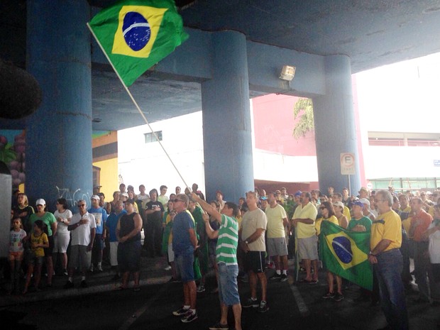 Grupo de manifestantes em Jundiaí cantou o Hino Nacional (Foto: Marcela Bordon/TV TEM)