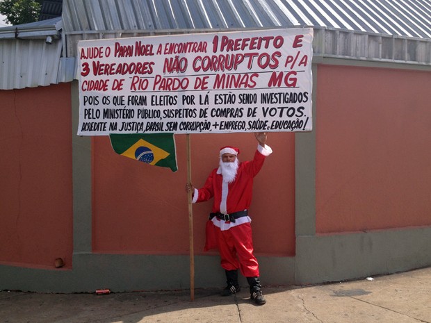 Valdeciro Bispo , 39 anos, motorista desempregado aproveitou o julgamento do Bruno para protestar contra a corrupção no país. Ele viajou 700 km, de Rio Pardo de Minas até Contagem, vestido de Papai Noel. Ele acredita que o Bruno vai ser condenado.   (Foto: Glauco Araújo/G1)