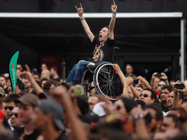 Cadeirante é levantado durante show de André Matos (Foto: Pedro Kirilos/ Agência O Globo)