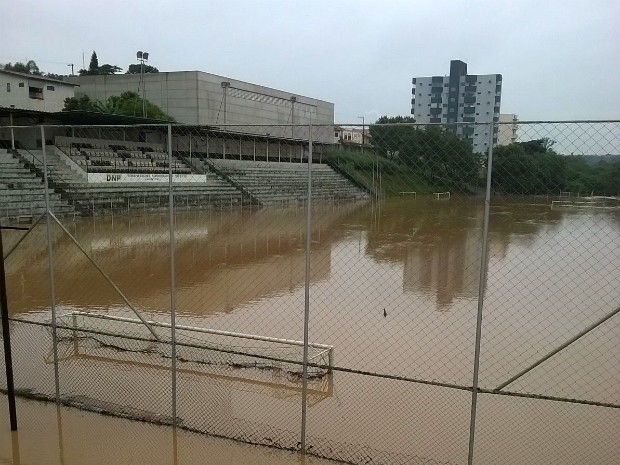 Nível do rio Tietê aumenta e estádio de futebol fica debaixo da água (Foto: Divulgação / GCM)