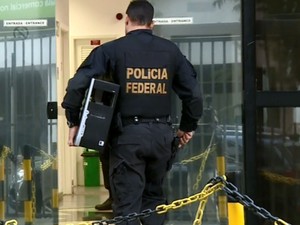 Policial federal entra na sede da instituição em Campinas (Foto: Reprodução EPTV)