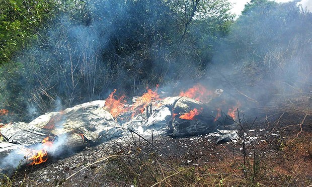 Ultraleve explodiu após cair às margens da BR-406, em Ceará-Mirim (Foto: Wagner Luís)