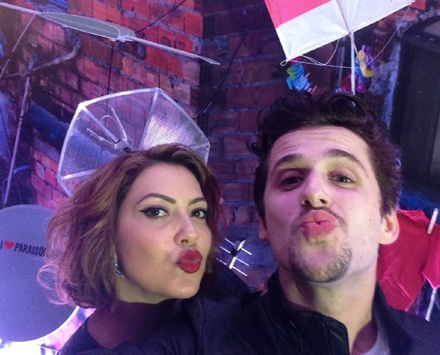 Fofos! Casal mandou beijinho em selfie (Foto: Gshow)