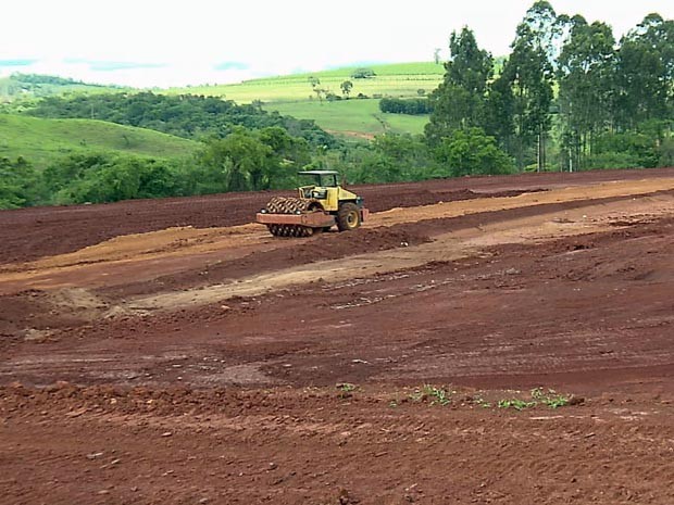 Área onde prédios da medicina serão construídos já está sendo preparada em Lavras (Foto: Reprodução EPTV)