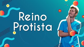 "Reino Protista" escrito sobre fundo azul ao lado da imagem do professor