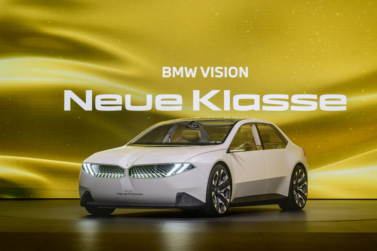 BMW在IAA慕尼黑車展展出Vision Neue Klasse概念車，而Vision Neue Klasse概念車也被視為下一代3 Series雛形。