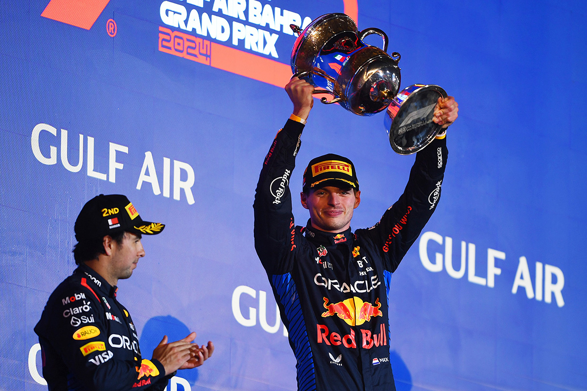 Red Bull 車隊車手 Max Verstappen（右） 奪2024年賽季開幕戰巴林一級方程式大獎賽的冠軍，隊友Sergio Pérez（左）也以第二名完賽。（Red Bull 提供）