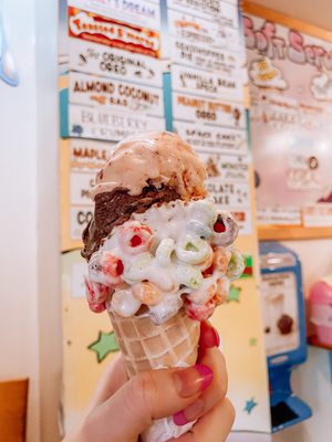 Foto de Emack & Bolio's - Nueva York, NY, US. Two flavors in a cereal cone