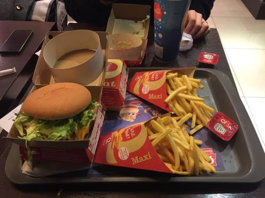 Photo of Quick - Bruxelles, BRU, BE. Maxi-Menü mit 2 "Giant"-Burger inkl. Maxi-Pommes, Sauce und 0,5 l Getränk für "schlappe" 10€