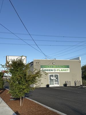 Photo of The Green Planet Aloha - Beaverton, OR, US. Green planet aloha = trash