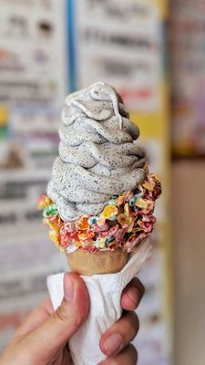 Foto de Emack & Bolio's - Nueva York, NY, US. Black Sesame Soft Serve in Fruity Pebbles waffle cone