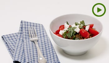 Tigelas de caldo de ossos com farro e lentilhas