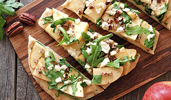 Pizza au pain sans levain avec Pommes, Roquette et Noix de Pécans