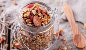 Uma receita de granola livre de glúten que está repleta de valor nutricional