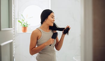 Chute de cheveux liée au stress et comment favoriser leur croissance