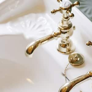 An antique faucet in a wash basin