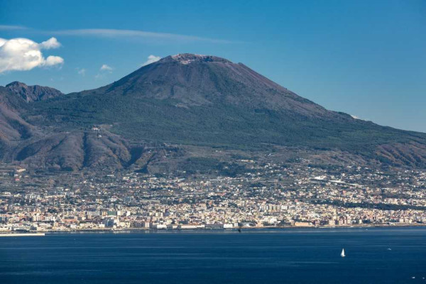 O Monte Vesúvio, localizado ao sul da Itália, é um vulcão adormecido.