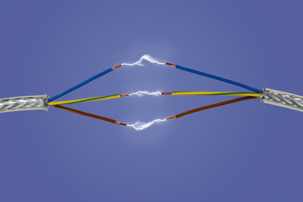 Arcos elétricos entre fios.