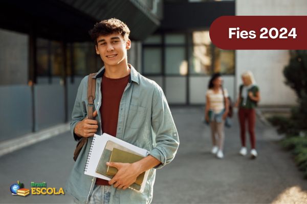 Estudante sorrindo ao lado do texto “Fies 2024”, que está sobre outros estudantes ao fundo da imagem.