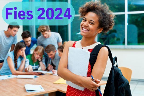 Estudante sorrindo ao lado do texto “Fies 2024”, que está sobre outros estudantes ao fundo da imagem.