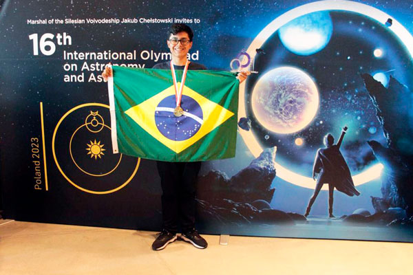 Aluno do Objetivo conquista o mundo com a ciência. Bicampeão na Astronomia e Prata na Física!