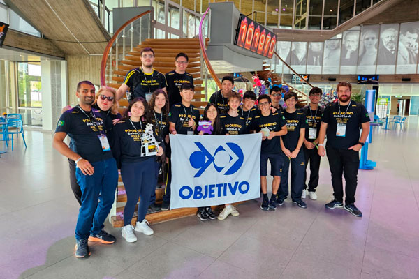 Alunos do Objetivo conquistam o 2º lugar e o prêmio de Melhor Projeto de Integração na RoboCup Jr