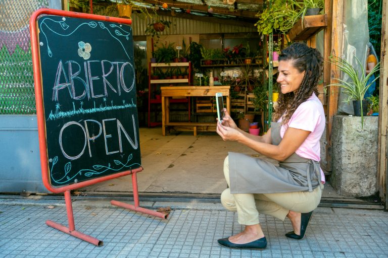 Proprietário da loja desenhando aberto no quadro-negro