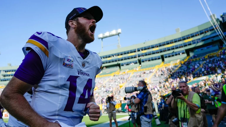 Minnesota Vikings Stay Unbeaten in Victory vs. Packers