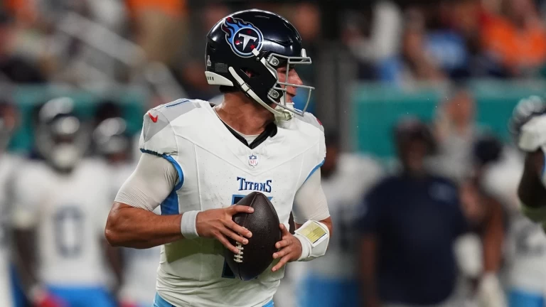 Titans Defeat Dolphins in Gritty Home Victory on Monday Night