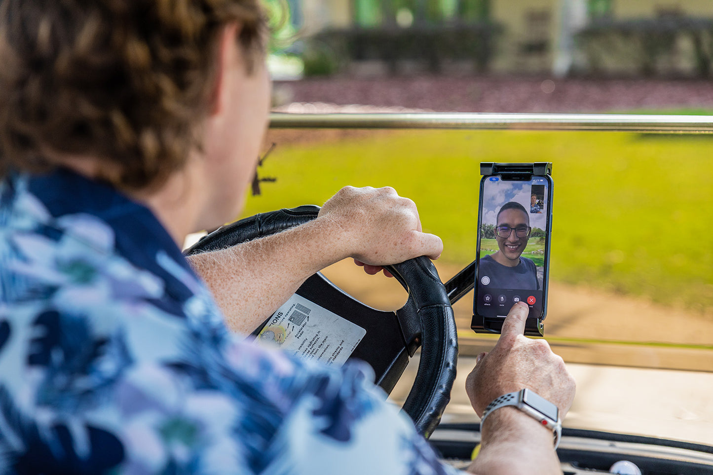 Shaft Caddy™ 2.0 | Golf Cart Phone & Tablet Holder with a Carbon Fiber Shaft