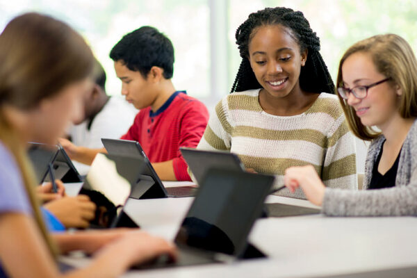 kinderen op school achter een tablet