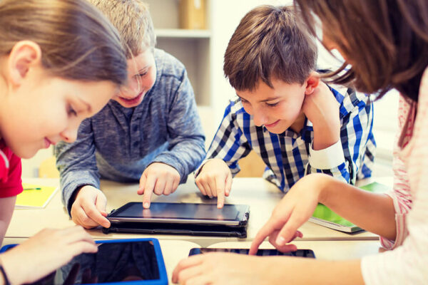 basisschoolkinderen samen achter een laptop