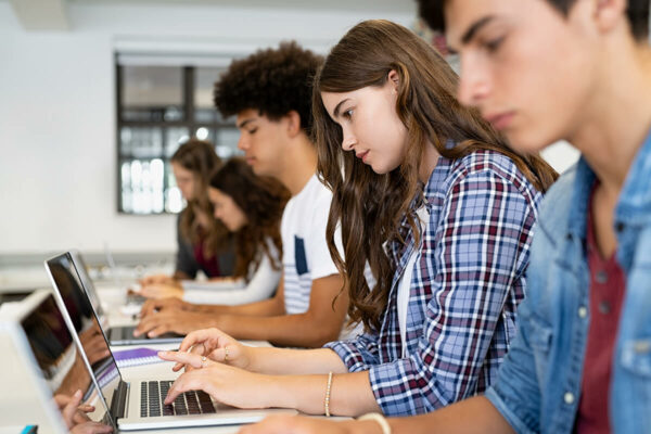 middelbare scholieren achter laptop aan het werk