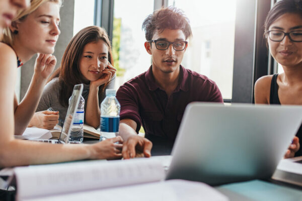 groep studenten kijken gezamenlijk naar laptop